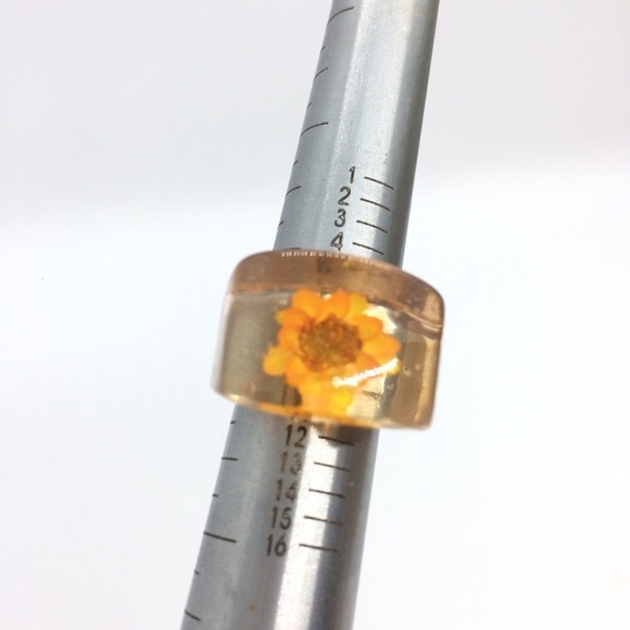 3/$30 VINTAGE PLASTIC CLEAR LUCITE PEACH ORANGE EMBEDDED FLOWER RING SIZE 4.75 - Picture 8 of 12